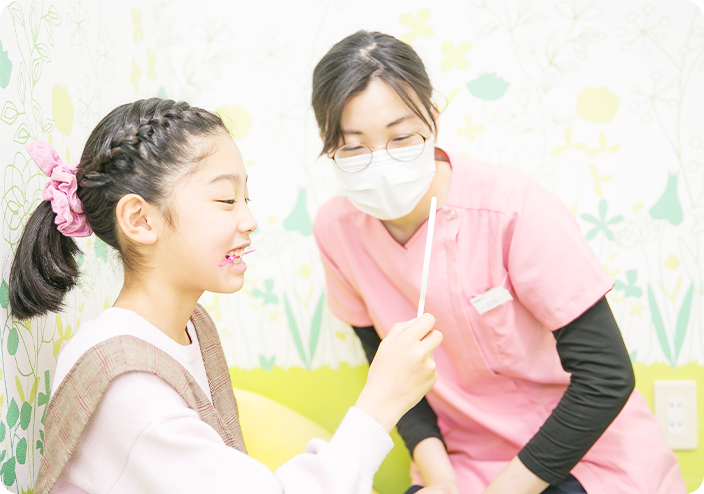 子供と歯科技工士さんの写真